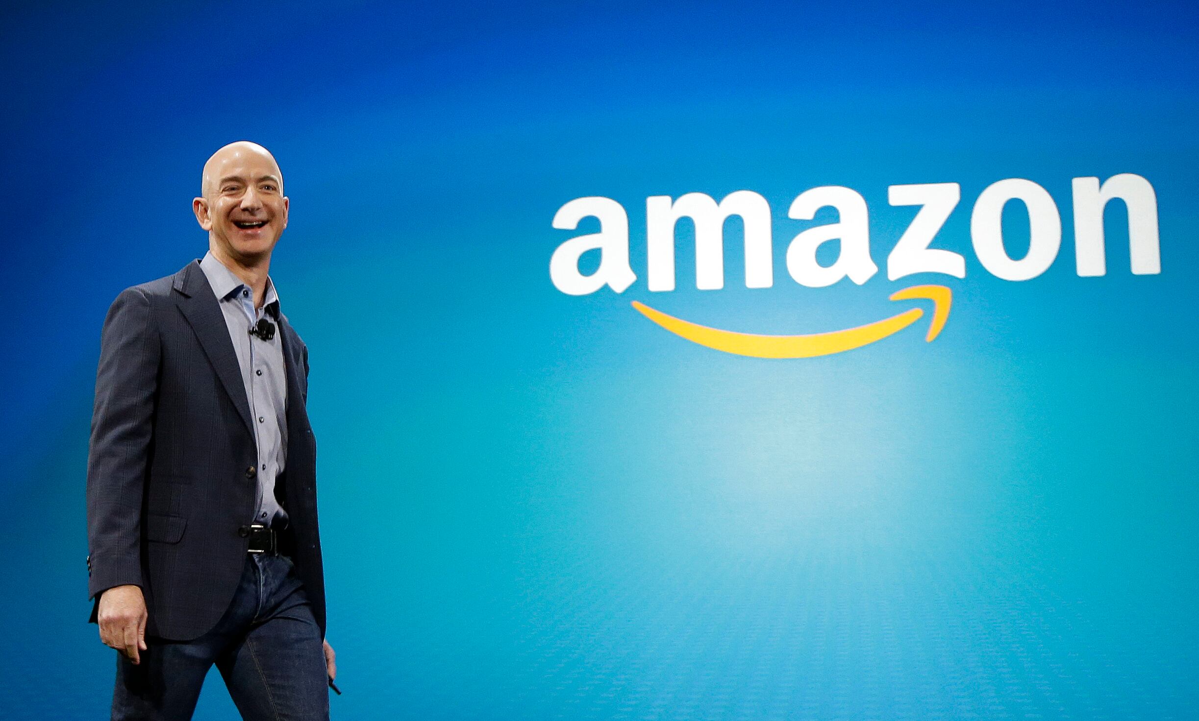 3. Amazon. Aumentó el pago a 15 dólares por hora para todos los empleados y amplió sus contribuciones para incluir personal de tiempo parcial y completo. Foto: AP