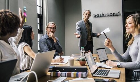 Habla con tu interlocutor antes de una conferencia o cita, si esperas al encuentro, puede que la otra persona tome las riendas de la conversación. Foto: Pixabay