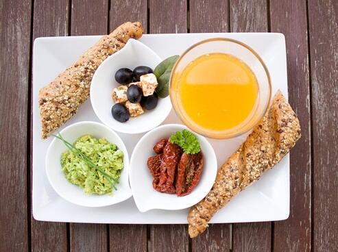 Come bien en el desayuno y almuerzo, la Clínica Mayo encontró que las personas que se saltan el desayuno aumentan de cinco a ocho libras más en un año “que los comedores regulares de la mañana”. Foto: Pixabay
