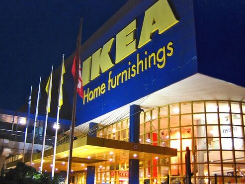 IKEA. Está compuesto por las iniciales del fundador de la empresa de muebles Ingvar Kamprad (IK) y el lugar donde creció, Elmtaryd, Agunnaryd (EA), una granja ubicada en Suiza. Foto: Wikimedia Commons