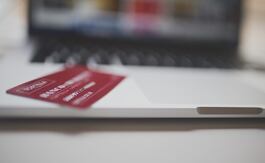 Se dice que los vuelos suelen ser más baratos entre semana, mientras que los de domingo, aumentan considerablemente su tarifa, pero un sitio web especializado descubrió que todos los destinos, menos el Caribe, ofrecen descuentos cuando el vuelo incluye una estadía de sábado. Foto: Pixabay 