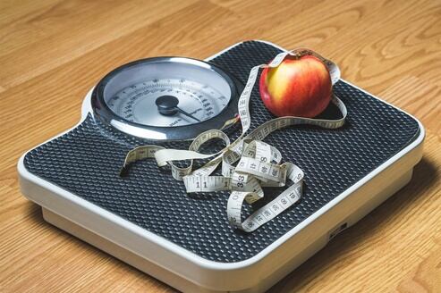 Según Harvard, una dieta de 250 calorías menos por día y una caminata de 30 minutos al día, lo hace posible. Foto: Pixabay