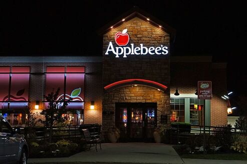 Applebees. El nombre tuvo una evolución de T.J. Applebee’s Rx for Edibles & Elixirs, pero los fundadores se dieron cuenta de que era muy largo, después le pusieron Appleby’s, pero el nombre ya había sido registrado. Otra versión constó de T. J. en referencia a los fundadores y se sustituyó la “y” por “ee”, hoy en día sólo se nombra como “Applebees”. Foto: Wikimedia Commons