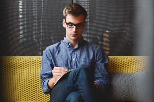 Si eres de las personas que hablan con sus compañeros dentro del horario de trabajo, limita tu tiempo en ello al igual que el uso de redes sociales o aplázalos para después de la comida o en la salida. Foto: Pixabay