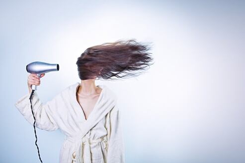 No te preocupes por el secador de cabello, muchos hoteles básicos lo ofrecen. Foto: Pixabay