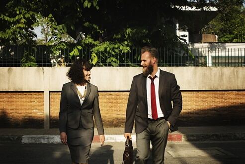 Según los coach corporativos de Handel Group, comer con un colega, cliente o empleador que no conozcas bien, te ayudará a construir relaciones significativas fuera de tu círculo social. Foto: Pixabay