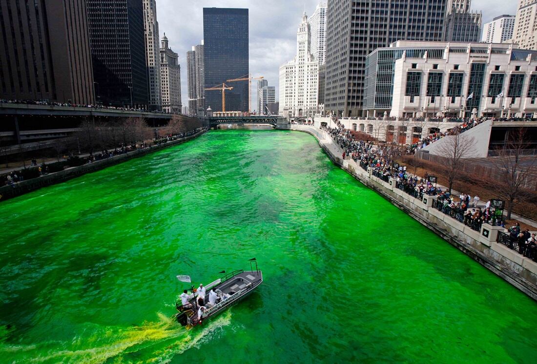 10. Se necesitan 40 toneladas de polvo para teñir el río Chicago, en la celebración del St. Patrick’s Day más importante de Illinois. Foto: Reuters