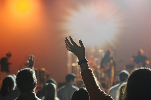 Sal de viaje a un lugar que jamás has ido antes o ve a un show en vivo, tu bienestar psicológico y neurológico lo agradecerán. Foto: Pixabay
