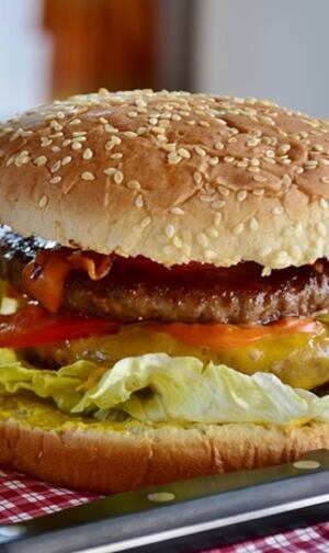 Cenar comida chatarra. Foto: Pixabay