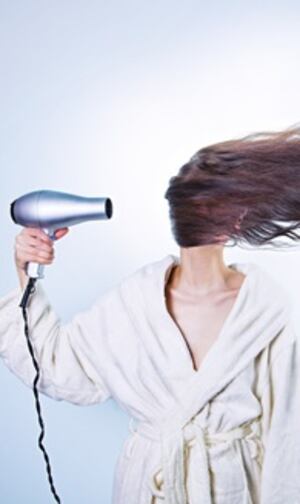 No te preocupes por el secador de cabello, muchos hoteles básicos lo ofrecen. Foto: Pixabay
