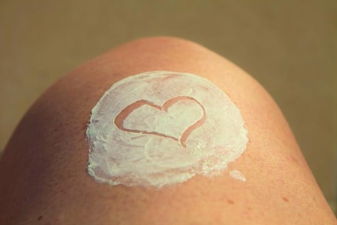 La cantidad recomendada de bloqueador es del tamaño de una canica para la cara, orejas y cuello, una bola de golf para el resto del cuerpo. Las personas que sudan mucho deben aplicar dos veces. Foto: Pixabay
