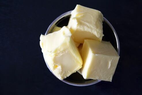 Un frasco de mantequilla herméticamente cerrado no se echa a perder si se almacena en el refrigerador. Foto: Pixabay 