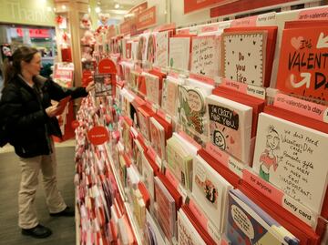 Los regalos que planean dar los estadounidenses para San Valentín 2022