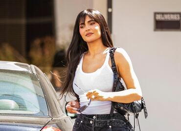 Kylie Jenner usa atrevido top under-boob y sorprende en Instagram