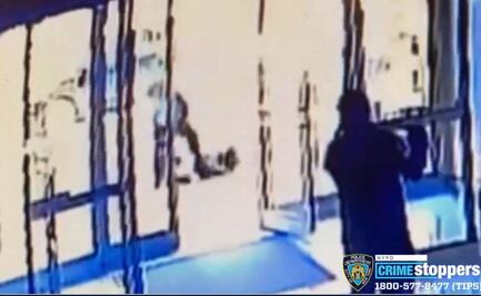 Video. Hombre patea a una mujer asiática en calles de Nueva York