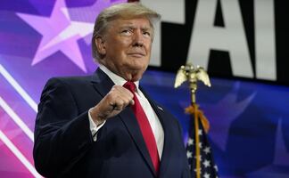 FBI devuelve a Trump los pasaportes que confiscó durante cateo en mansión
