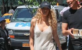 Blake Lively en braless en Nueva York después del MET Gala. (Foto: Grosby Group)